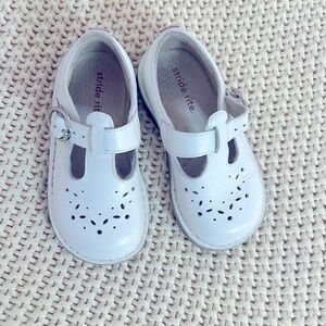 Stride Rite Girls Mary Janes with T strap. VINTAGE